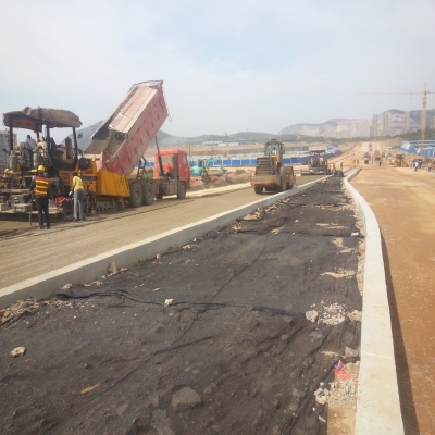 泓途租賃攤鋪機(jī)在濟(jì)青改擴(kuò)建第二標(biāo)段施工